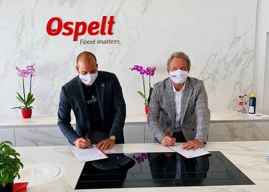 Kees Kruythoff, Chairman and CEO LIVEKINDLY co. and Alexander Ospelt, CEO Ospelt-Group, signing the contract. © The LIVEKINDLY co