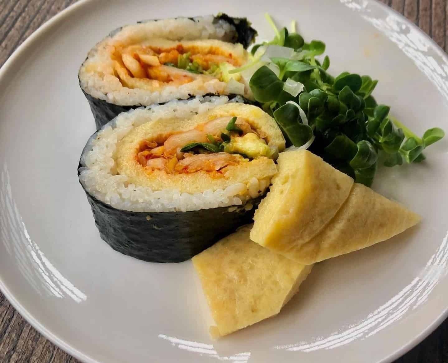 https://vegconomist.com/wp-content/uploads/sites/3/UMAMI-EGG-SUSHI-ROLL-e1661337129373.jpg