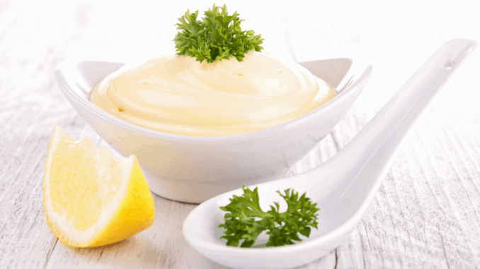 Schüssel mit veganer Mayonnaise