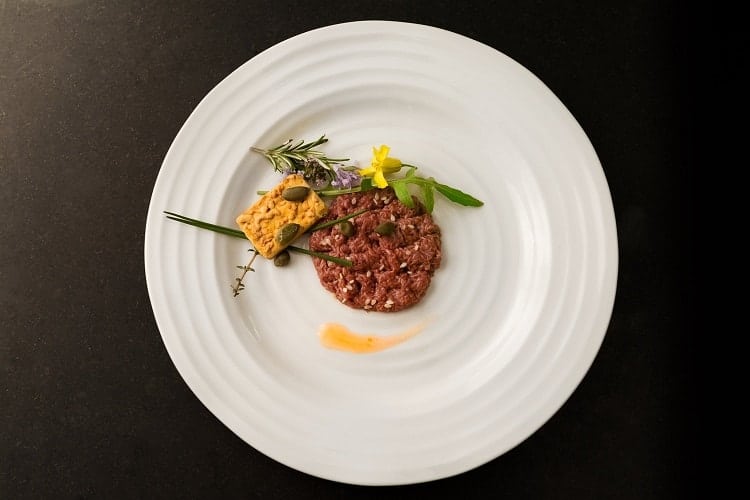 https://vegconomist.com/wp-content/uploads/sites/3/mosa-meat-steak-tartare.jpg